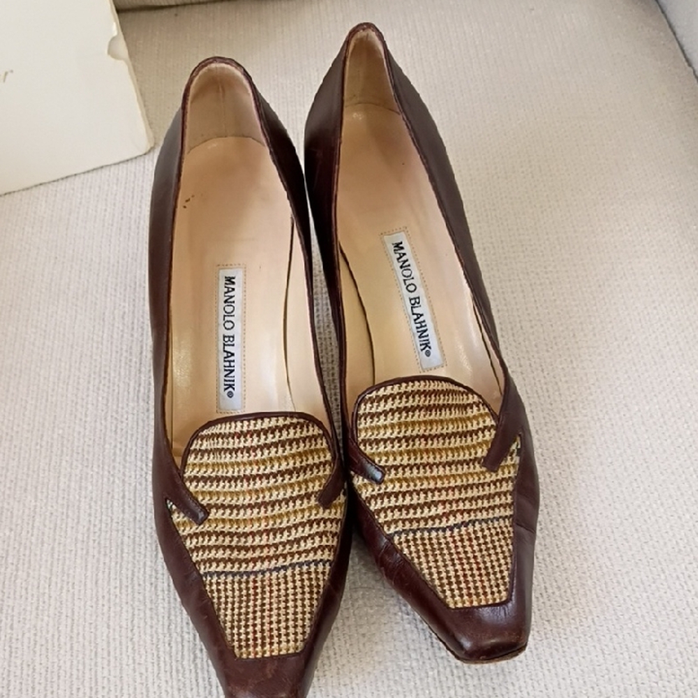 Manolo Blahnik Brown Leather Pointed-Toe Pumps with Woven Raffia Vamp